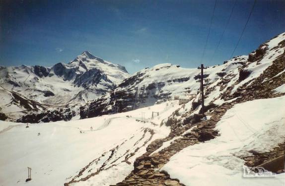 Naquela época, ainda existia muita neve e gelo no topo do monte Chacaltaya, perto de La Paz, na Bolívia (viagem de Julho de 1990)